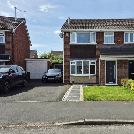 Rent this 3 bed duplex on Marine Crescent in Wordsley, DY8 4XH