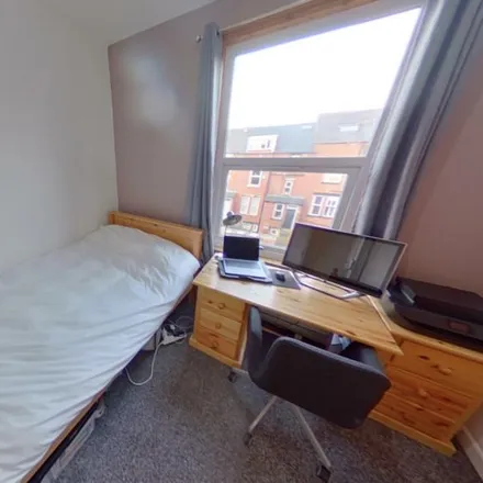 Image 6 - Brudenell View, Leeds, LS6 1HG, United Kingdom - Townhouse for rent
