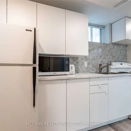 Image 6 - 387 Harvie Avenue, Toronto, ON M6E 4M2, Canada - Apartment for rent