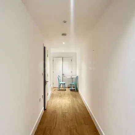 Rent this 5 bed townhouse on Peabody in Medlar Street, London