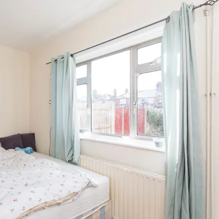 Rent this 5 bed room on St Saviour's Church in Old Oak Road, London