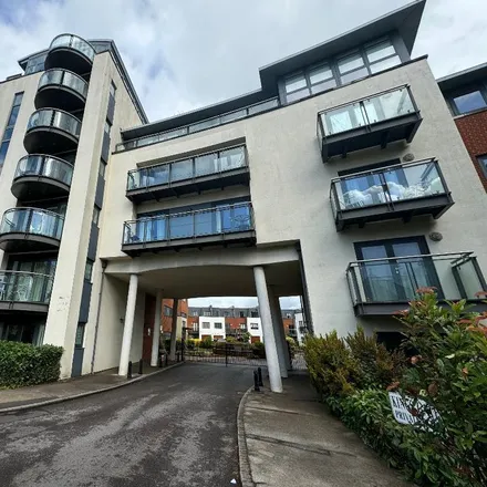 Rent this 3 bed apartment on King's Gate in Horsham, RH12 1AE