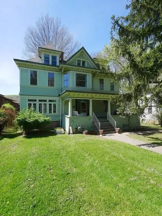 Rent this 3 bed house on Bradford Place in Pleasant Valley, Wheeling