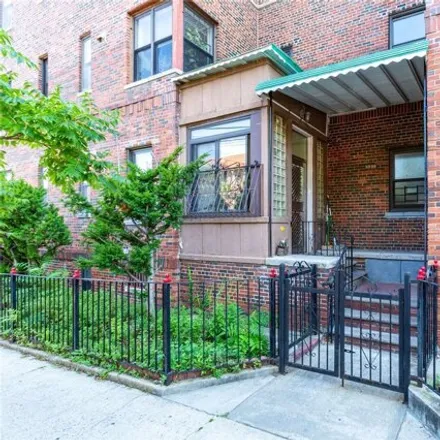 Image 1 - 52-09 Van Horn Street, New York, NY 11373, USA - House for sale