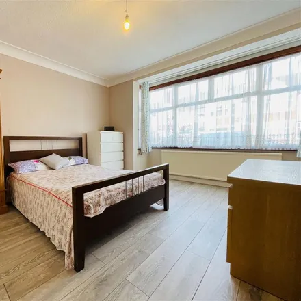 Rent this 4 bed townhouse on Fishponds Road in London, SW17 7LL