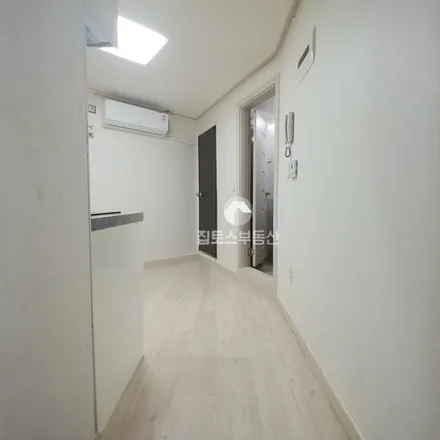 Rent this studio apartment on 서울특별시 관악구 봉천동 1667-12