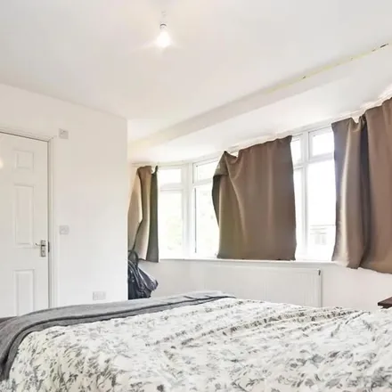 Image 3 - Osterley Avenue, London, TW7 4QF, United Kingdom - Apartment for rent