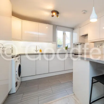 Image 2 - Earlsfield Road, London, SW18 4EL, United Kingdom - Room for rent