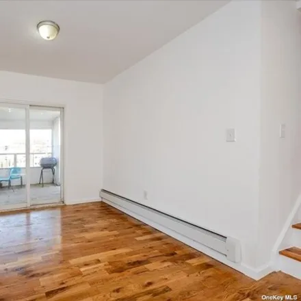 Image 4 - 214 Beach 3rd Street, New York, NY 11691, USA - House for rent