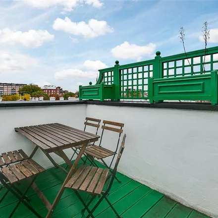 Rent this 3 bed apartment on 63 Queen's Gate Mews in London, SW7 5QN