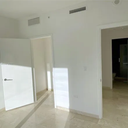 Image 3 - 40 Southeast 6th Street, Torch of Friendship, Miami, FL 33131, USA - Apartment for rent