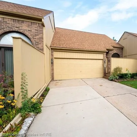 Buy this 2 bed condo on 2220 Siboney Court in Rochester Hills, MI 48309