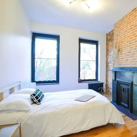 Rent this 3 bed townhouse on 79 North Henry Street in New York, NY 11222