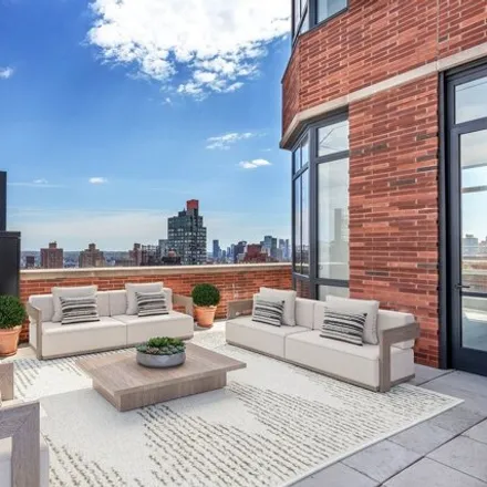 Image 9 - 200 East 95th Street, New York, NY 10128, USA - Condo for sale