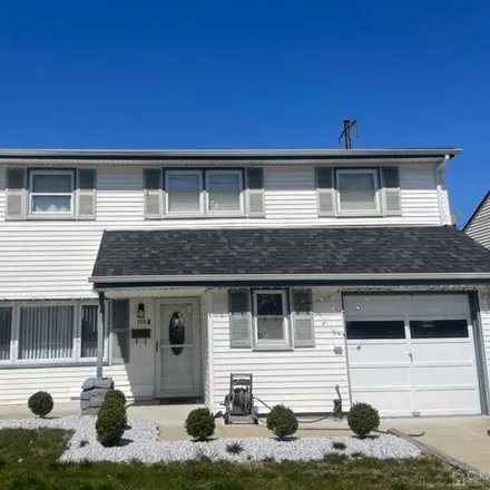 Rent this 3 bed house on Middlesex Turnpike in Iselin, Woodbridge Township