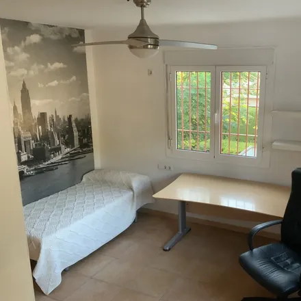 Rent this 2 bed house on Dos Hermanas in Distrito de Quinto, ES