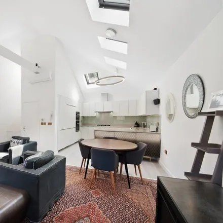 Rent this 3 bed townhouse on 7 Wellington Close in London, W11 2AW