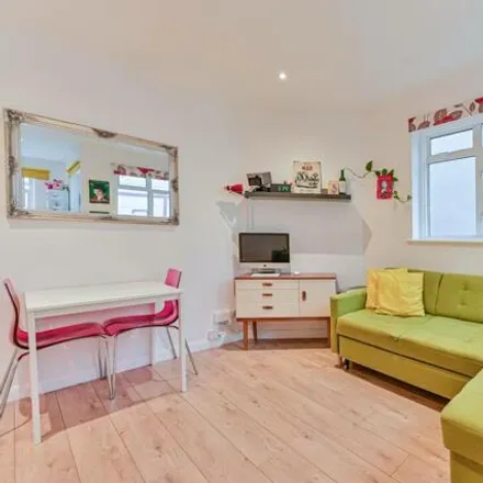 Buy this 1 bed apartment on Grenfell Road in London, CR4 2BY