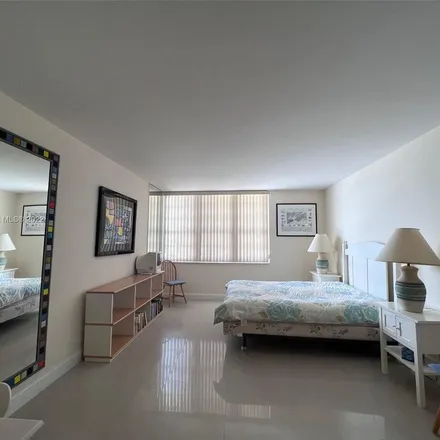 Rent this 1 bed apartment on Pizza Bar in Collins Avenue, Miami Beach