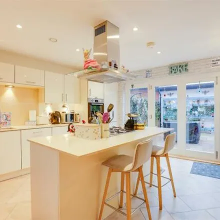 Image 3 - Trem y Bae, Penarth, CF64 1TG, United Kingdom - Townhouse for sale