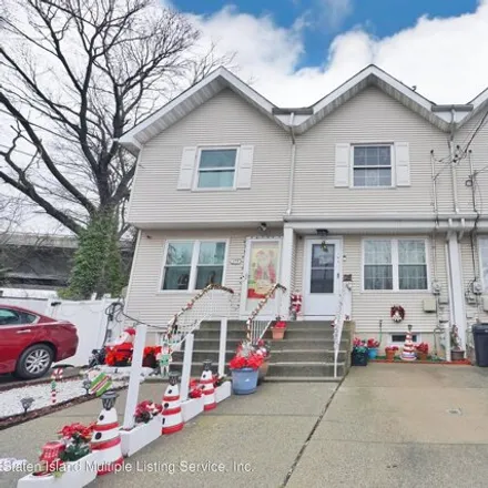 Buy this 3 bed townhouse on 181 Morningstar Road in New York, NY 10303