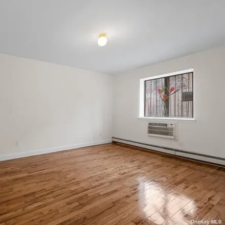 Image 5 - 61-38 169th Street, New York, NY 11365, USA - House for sale