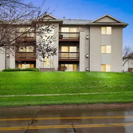Buy this 2 bed condo on 31st Street Southwest in Cedar Rapids, IA 52404