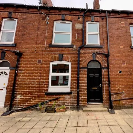 Rent this 1 bed townhouse on Barden Mount in Leeds, LS12 3DX