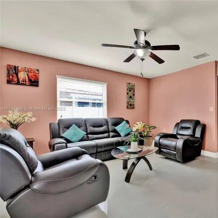 Image 4 - 621 East 40th Street, Hialeah, FL 33013, USA - House for sale