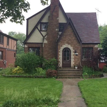 Rent this 3 bed house on Redeemer Lutheran Church in 1006 Gillick Street, Park Ridge