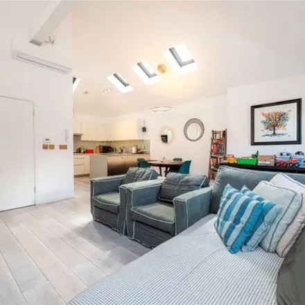 Rent this 3 bed townhouse on 68 Holland Park Avenue in London, W11 3QY