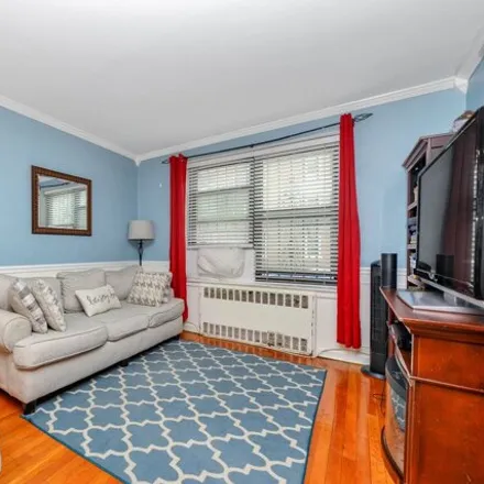 Image 2 - 100-11 67th Road, New York, NY 11375, USA - Apartment for sale