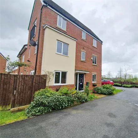 Buy this 5 bed duplex on Greengables Close in Middleton, M24 5TG