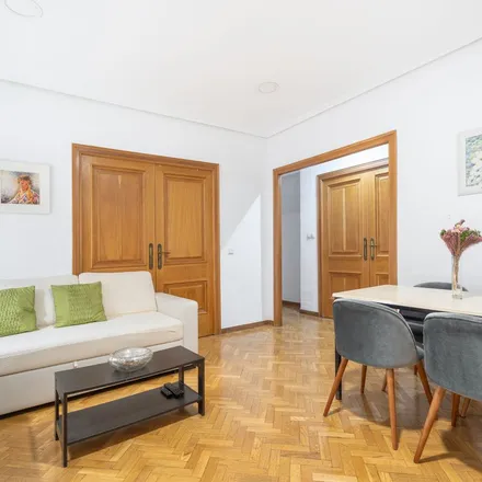 Rent this 2 bed apartment on Cerveceria 100 Montaditos in Plaça de la Reina, 10