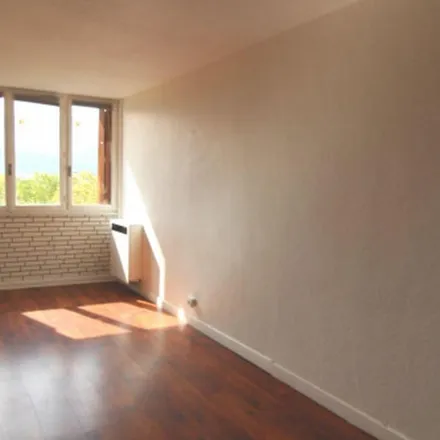 Rent this 1 bed apartment on 11 Rue Eugène Sue in 38100 Grenoble, France