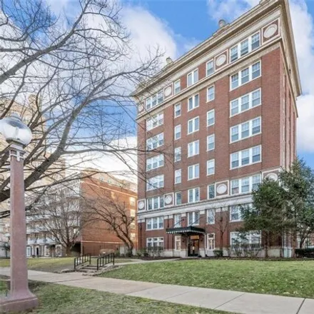 Buy this 2 bed condo on 5330 Pershing Avenue in St. Louis, MO 63112