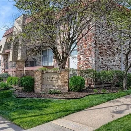 Buy this 2 bed condo on 5000 Baltimore Avenue in Kansas City, MO 64112