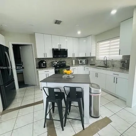 Image 3 - 8483 Northwest 15th Court, Pembroke Pines, FL 33024, USA - House for sale