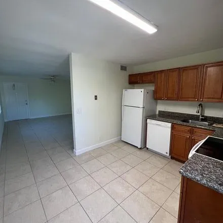 Image 1 - 557 Northeast 21st Avenue, Ocean Vue, Deerfield Beach, FL 33441, USA - Apartment for rent