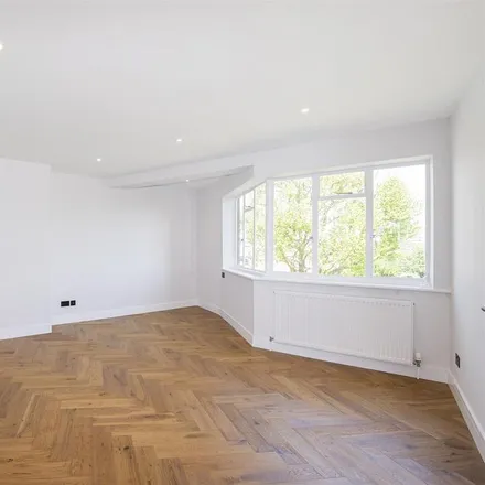 Image 4 - Hanger Court, Hanger Green, London, W5 3ER, United Kingdom - Apartment for rent