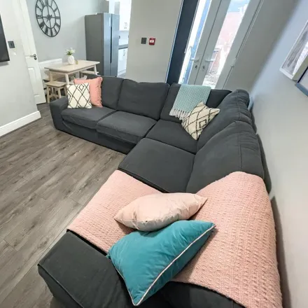 Rent this 5 bed townhouse on Redgrave Street in Liverpool, L7 0ED