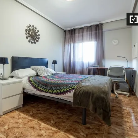 Rent this 5 bed room on Carrer de Lluís Despuig in 25, 46011 Valencia