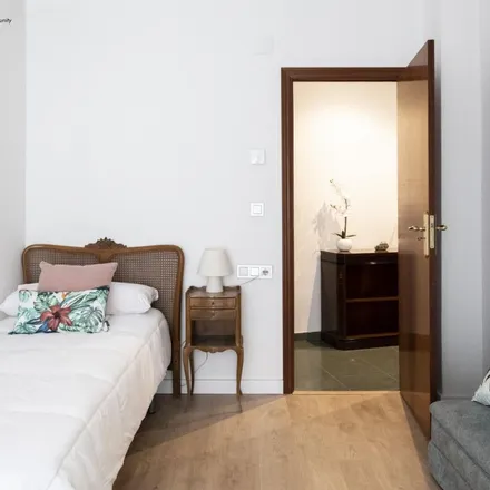 Rent this 8 bed apartment on Lladró in Carrer del Poeta Querol, 46002 Valencia