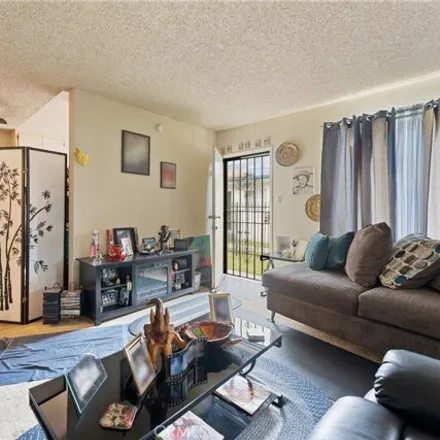 Image 4 - 657 West Century Boulevard, Los Angeles, CA 90044, USA - House for sale