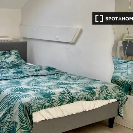 Rent this 7 bed apartment on Rue du Trône - Troonstraat 200 in 1050 Ixelles - Elsene, Belgium