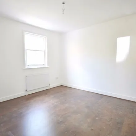 Rent this 3 bed apartment on 93 New Road in St. George in the East, London