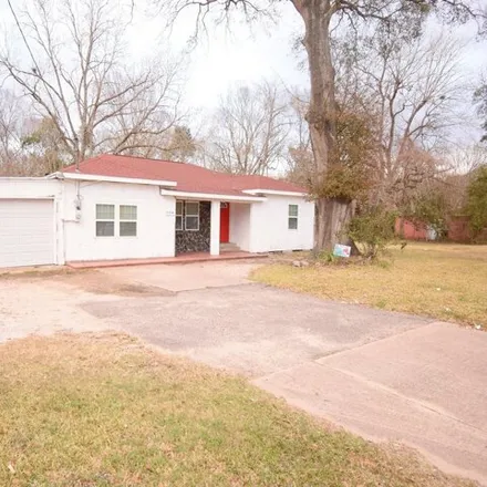 Rent this 4 bed house on 2140 W Highway 6 in Alvin, Texas