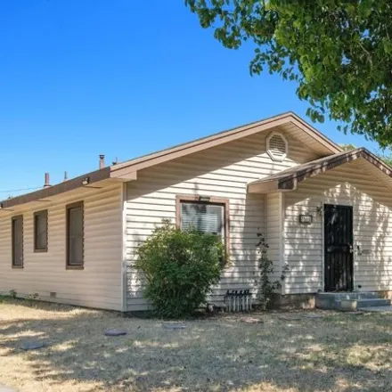 Buy this 2 bed house on 2546 N Thorne Ave in Fresno, California