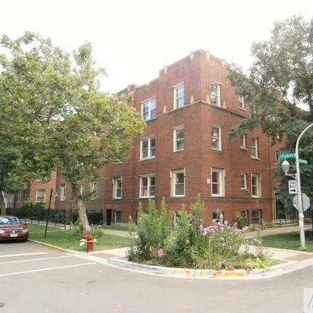 Rent this 3 bed apartment on 6975 N Greenview Ave