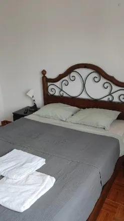 Rent this 4 bed room on Instituto de Beleza "Rosa" in Praceta Infante Dom Henrique, 2580-464 Alenquer